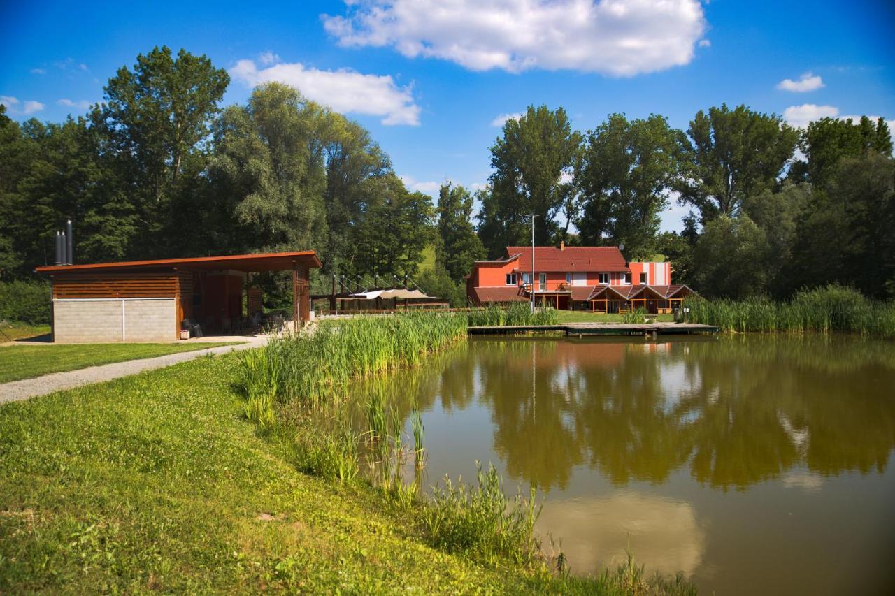 Penzion Amfik Bukovina Popovice  外观 照片